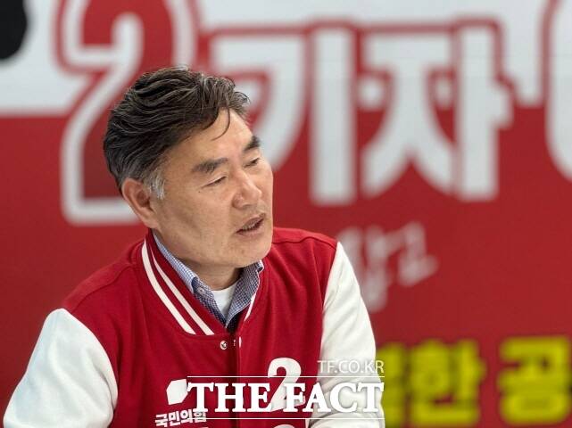 이건용 공주시의원 예비후보가 8일 자신의 선거사무소에서 긴급 기자회견을 열고 있다. /이건용 캠프