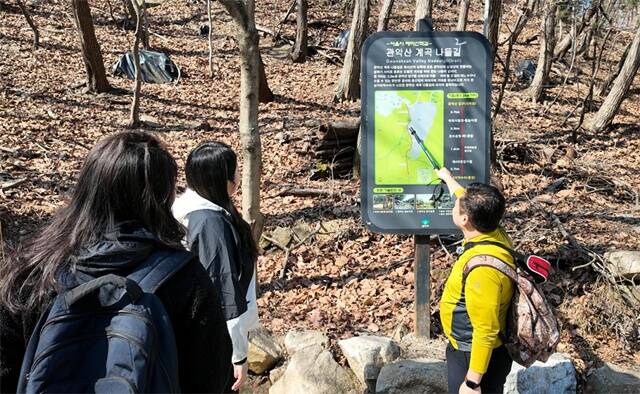 관악구가 관악산 방문객 증가에 따라 상권·문화·안전을 결합한 종합 대책을 추진하고 있다. /관악구