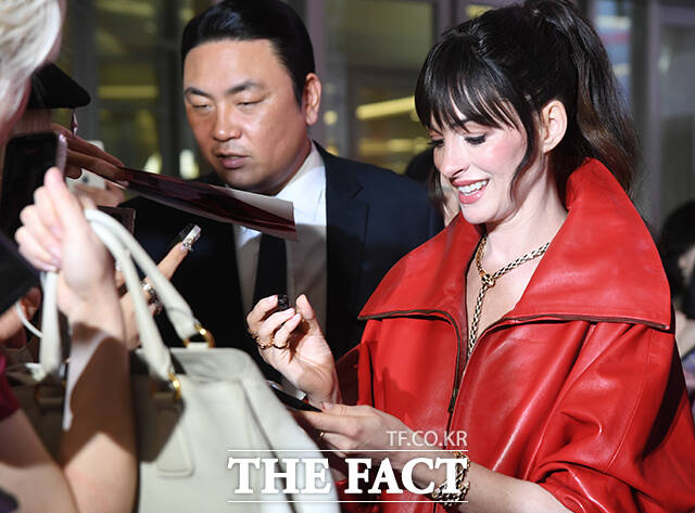 할리우드 배우 앤 해서웨이가 8일 오후 서울 영등포구 타임스퀘어에서 열린 영화 '악마는 프라다를 입는다2' 레드카펫 행사에 참석해 팬들과 인사를 나누고 있다. /박상민 기자