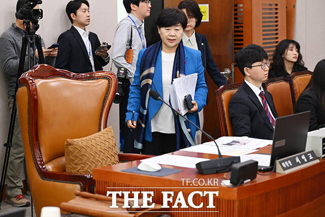 첫 법사위 전체회의 주재하며 발언하는 서영교 신임 법사위원장.