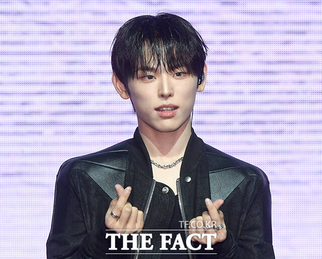 그룹 키빗업(KEYVITUP)의 재인, 세나, 현민, 루키아, 태환(왼쪽부터)이 8일 오후 서울 마포구 NOL 씨어터 합정 동양생명홀에서 열린 데뷔 쇼케이스에 참석해 포즈를 취하고 있다. /박상민 기자