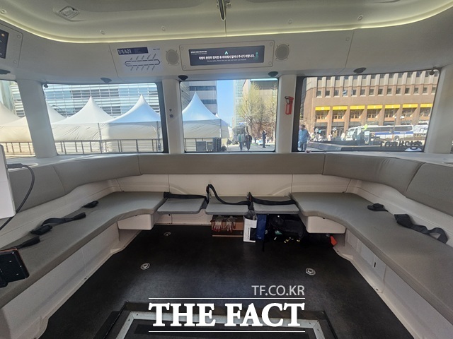 청계A01은 긴급 상황 대처 등 안전을 위해 상시 탑승하는 안전관리자 1명을 제외하고 한 번에 승객 8명까지 탑승 가능하다. /김명주 기자