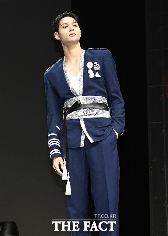 앰퍼샌드원이 신곡 'GOD'의 안무 포즈를 하고 있다.