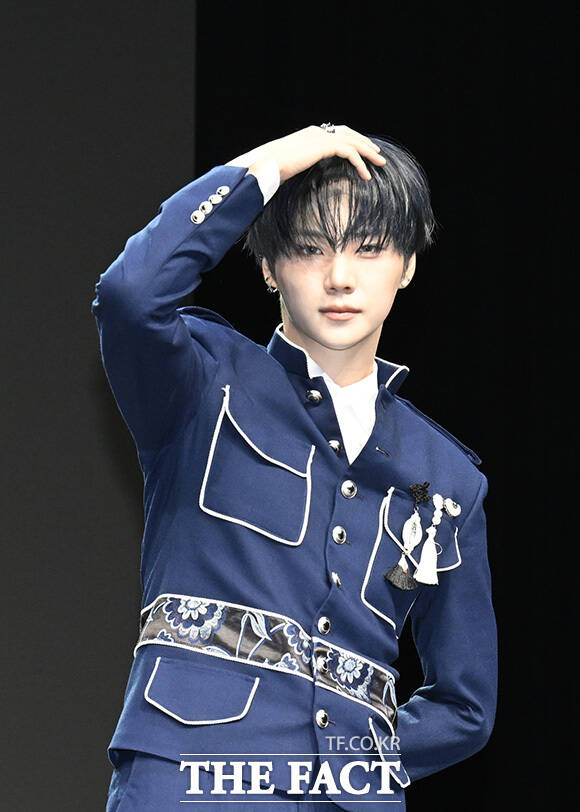 앰퍼샌드원이 신곡 'GOD'의 안무 포즈를 하고 있다.