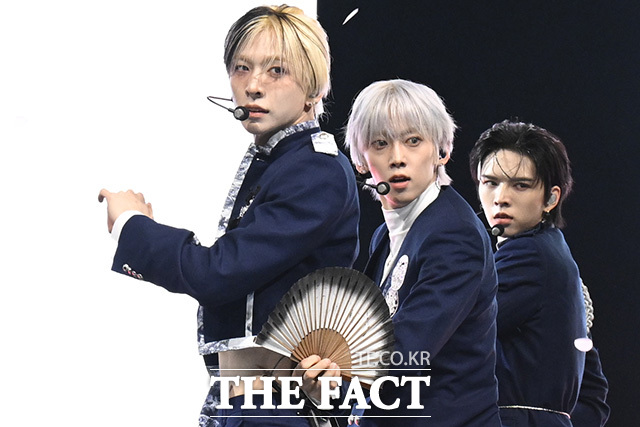 그룹 앰퍼샌드원(AMPERS&ONE)이 8일 오후 서울 용산구 노들섬 라이브하우스에서 열린 미니 4집 'DEFINITION(데피니션)' 쇼케이스에서 신곡 'GOD' 무대를 펼치고 있다. /송호영 기자