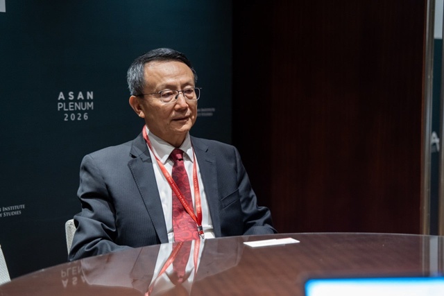 자칭궈 베이징대 국제관계학과 교수는 8일 서울 용산구 그랜드하얏트호텔에서 열린 ‘2026 아산플래넘’에서 진행한 인터뷰에서 “중국은 북한 문제와 관련해 (한국에) 양자 혹은 삼자, 다자 대화를 주선하거나 개최하는 데 도움을 줄 것”이라고 밝혔다. 사진은 자칭궈 교수가 이날 인터뷰에 답하는 모습. /아산정책연구원