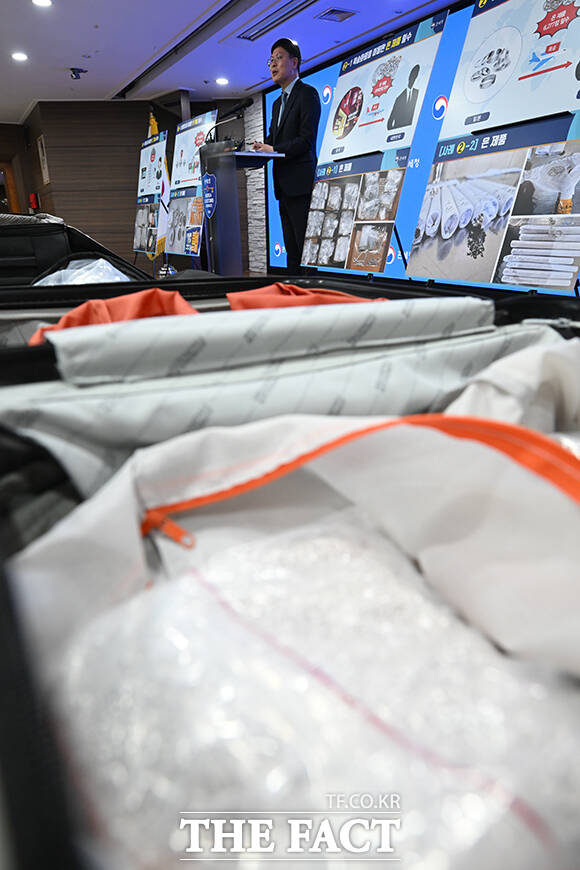 [더팩트ㅣ인천=남윤호 기자] 8일 오전 인천 중구 인천공항세관 수출입통관청사에서 관세청 관계자가 은 밀수 적발 및 고강도 집중단속 시행 관련 브리핑을 앞두고 압수물을 정리하고 있다.