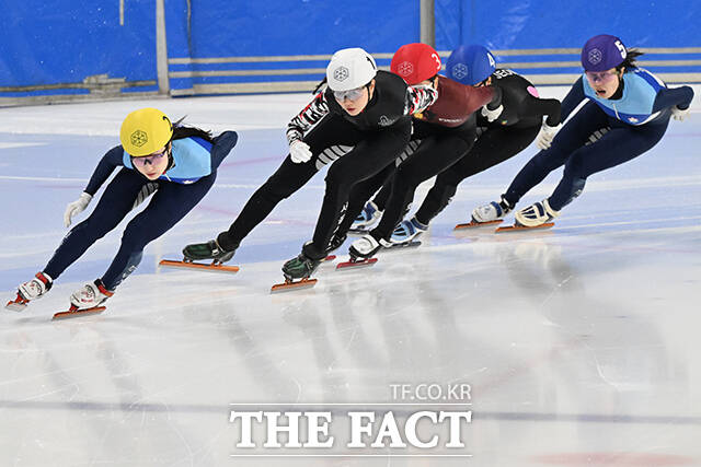 역주하는 쇼트트랙 최민정과 심석희, 김은서, 박지원, 김건희(왼쪽부터).
