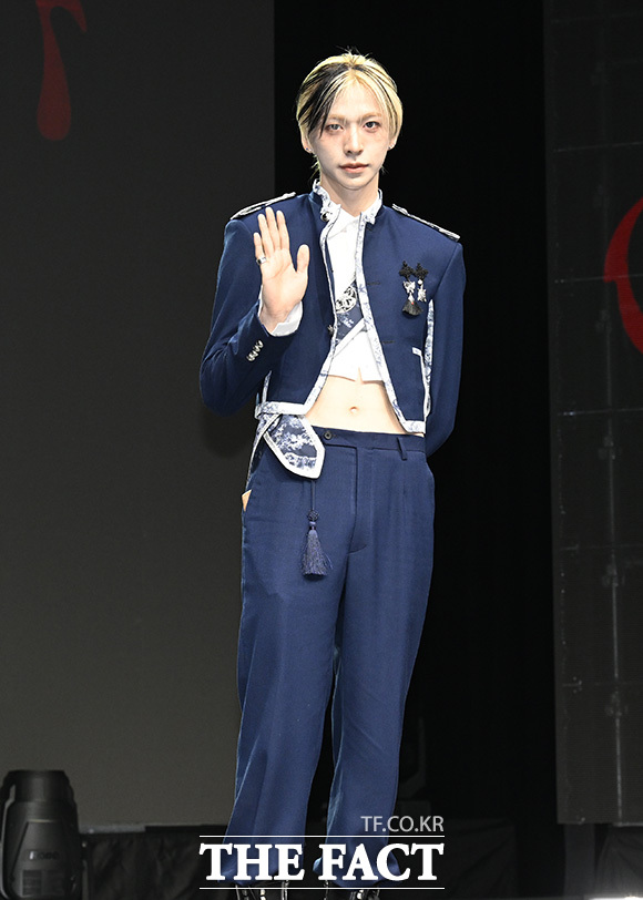 앰퍼샌드원이 신곡 'GOD'의 안무 포즈를 하고 있다.