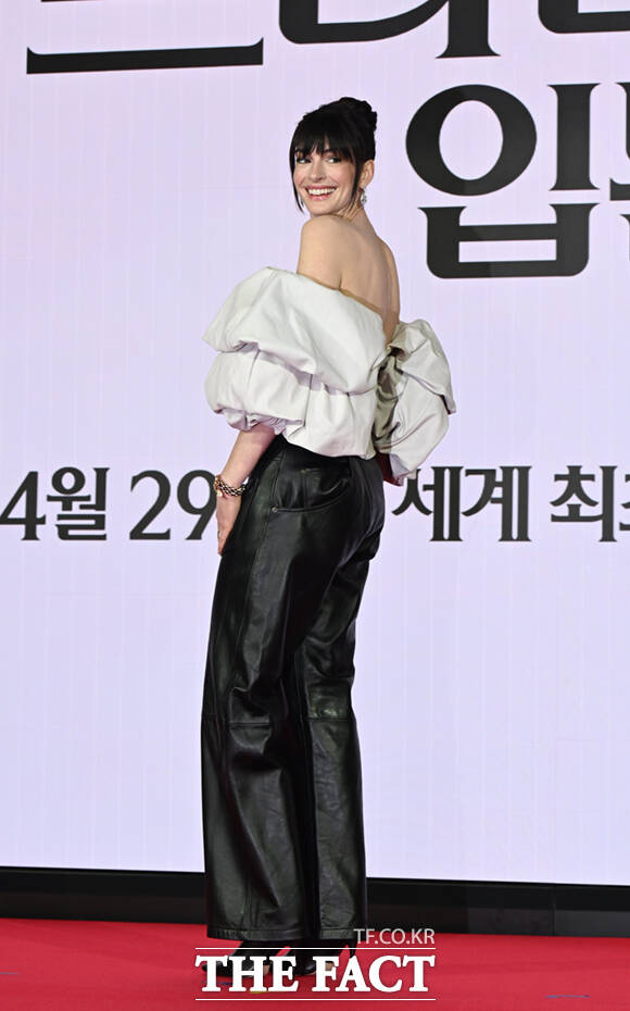 할리우드 배우 앤 해서웨이가 8일 서울 광화문 포시즌스 호텔 서울에서 열린 영화 '악마는 프라다를 입는다2' 내한 기자간담회에 참석하며 손인사를 하고 있다. /이새롬 기자