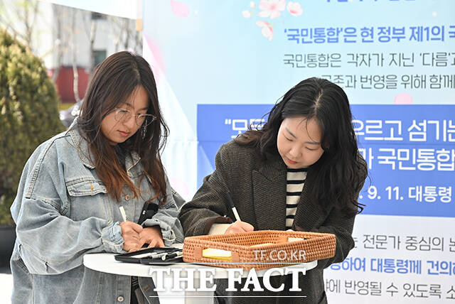 대통령직속 국민통합위원회가 8일 오후 서울 중구 프레스센터 앞 서울마당에서 '모두의 대한민국, 찾아가는 국민통합' 현장 소통행사를 개최한 가운데 한 시민이 국민 오픈마이크에서 국민통합과 관련된 제언을 하고 있다. /국민통합위원회