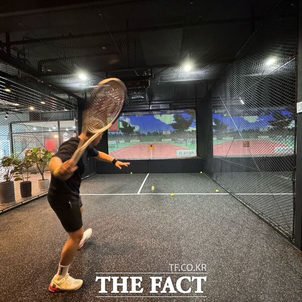 프리미엄 테니스 대회 ‘론 리그(LAWN League)’가 오는 11일 충남대학교 테니스 코트에서 열린다. 이번 대회는 남자 6인 단체전 복식 경기로 진행되며, 전국의 아마추어 테니스 클럽 8개 팀이 참가한다. 사진은 대전 론테니스존의 실내 스크린 테니스 경기 모습. /대전 론테니스존