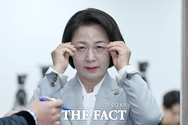 지난달 23일 국회 소통관에서 법제사법위원장직 사퇴 기자회견을 준비하던 추미애 민주당 의원. /서예원 기자