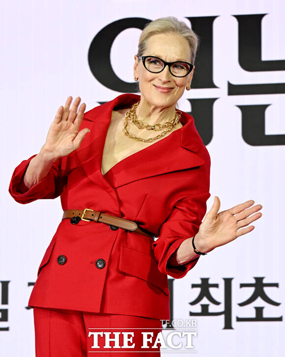 할리우드 배우 메릴 스트립이 8일 서울 광화문 포시즌스 호텔 서울에서 열린 영화 '악마는 프라다를 입는다2' 내한 기자간담회에 참석해 취재진을 향해 고개 숙여 인사하고 있다. /이새롬 기자