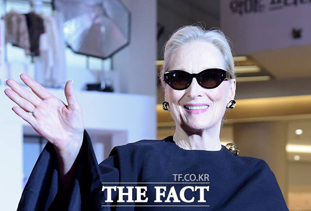할리우드 배우 메릴 스트립이 8일 오후 서울 영등포구 타임스퀘어에서 열린 영화 '악마는 프라다를 입는다2' 레드카펫에서 팬들에게 인사하고 있다. /박상민 기자