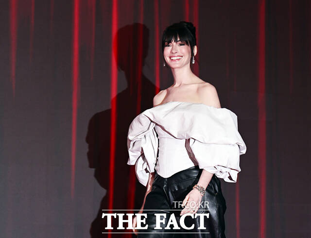 할리우드 배우 앤 해서웨이가 8일 서울 광화문 포시즌스 호텔 서울에서 열린 영화 '악마는 프라다를 입는다2' 내한 기자간담회에 참석하며 손인사를 하고 있다. /이새롬 기자