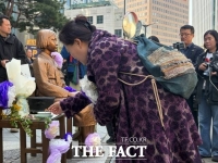  6년 만에 되찾은 소녀상…수녀부터 무속인까지 '발길'