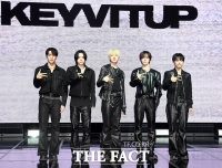  데뷔 무대 펼치는 김재중의 첫 보이그룹 ‘키빗업’ [TF사진관]