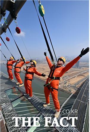 지난 1월 5일 개통한 영종도와 청라를 잇는 ‘청라하늘대교’의 주탑 상부에는 세계에서 가장 높은 해상교량 전망대로 기네스북에 오른 ‘더 스카이 184(The Sky 184)’가 문을 연다. /인천시