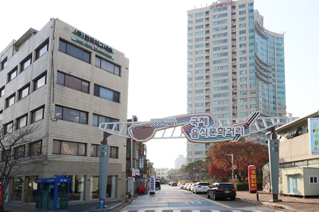 구로구가 항동과 국제음식문화거리 일대를 골목형상점가로 지정했다. /구로구