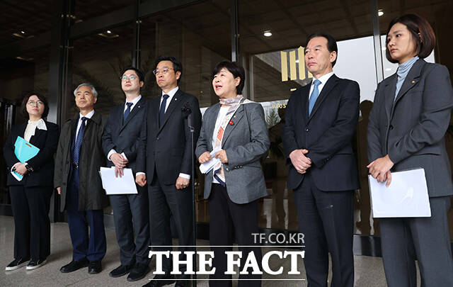 중앙지검 영상녹화조사실 확인하는 조작기소 국조특위 위원들.