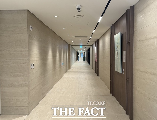 오티에르 반포는 2개 동이 일자로 쭉 뻗은 설계를 고려해 지하 1층이 모두 커뮤니티다. 사진은 커뮤니티 복도. /황준익 기자