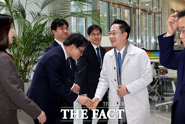 김봉현 수원지검장과 인사하는 박성준 여당 간사.