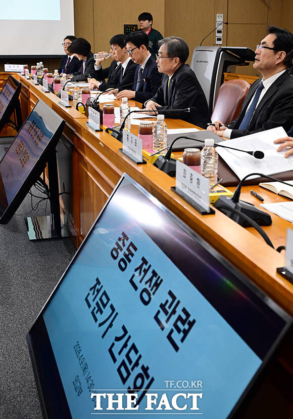 조현 외교부 장관(왼쪽)이 9일 오후 서울 종로구 외교부에서 열린 중동 전쟁 관련 전문가 간담회에 참석해 모두발언을 하고 있다. /임영무 기자