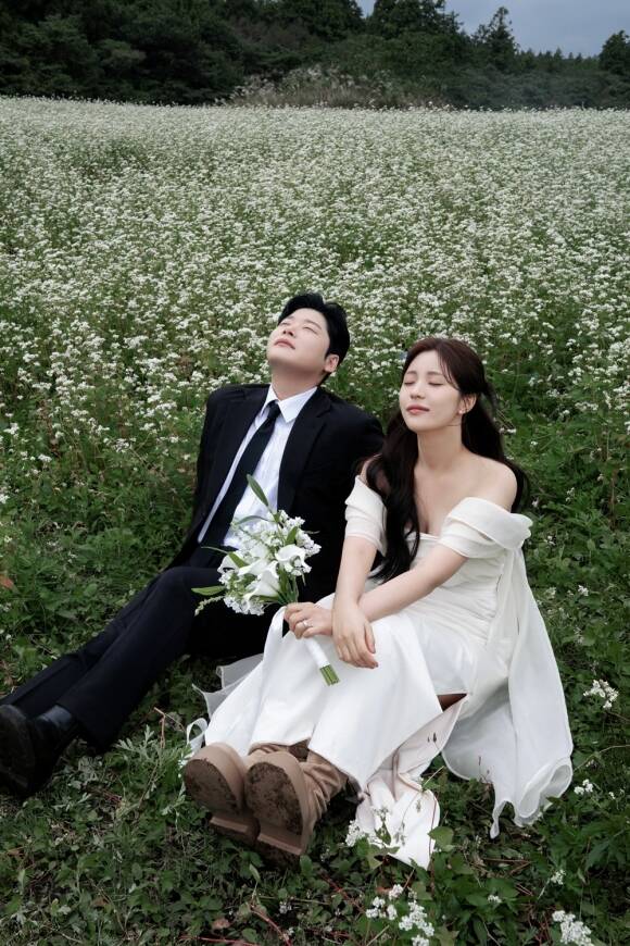 가수 피아노맨(왼쪽)이 오는 12일 2년간 교제한 비연예인 여자친구와 백년가약을 맺는다. /로맨틱팩토리