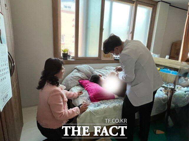 공주시가 8일 통합돌봄 대상자 재가서비스 현장을 방문, 상태를 살펴보고 있다. /공주시