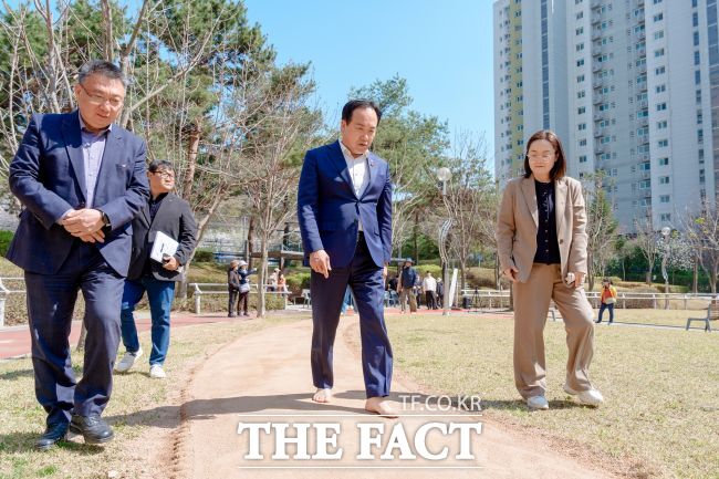 새로 설치한 맨발길 걷는 이권재 오산시장. /오산시