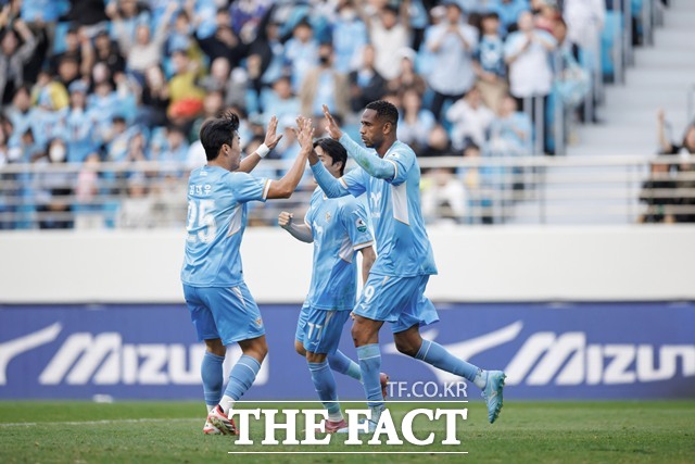 수원FC와 원정 경기에 나서는 대구FC 선수들./K리그