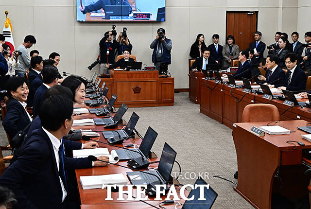 임이자 재경위원장이 9일 오후 서울 여의도 국회에서 열린 재정경제기획위원회 전체회의에 참석해 안건을 상정하고 있다. /국회=배정한 기자