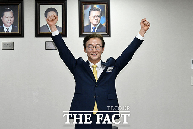 더불어민주당 6·3 지방선거 부산광역시장 후보로 전재수 의원이 최종 선출됐다. 사진은 지난달 17일 여의도 민주당사에서 열린 광역단체장 후보 면접에 참석해 기념촬영을 하고 있는 전 의원. /남용희 기자