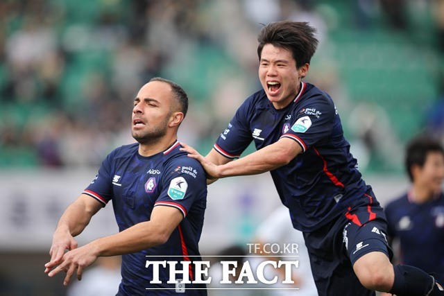 첫승을 노리는 충북청주의 이라클리(왼쪽)와 박건우./K리그