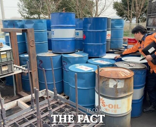 충남소방본부가 도내 금속가공 사업장을 찾아 현장 점검을 하고 있다. /충남소방본부