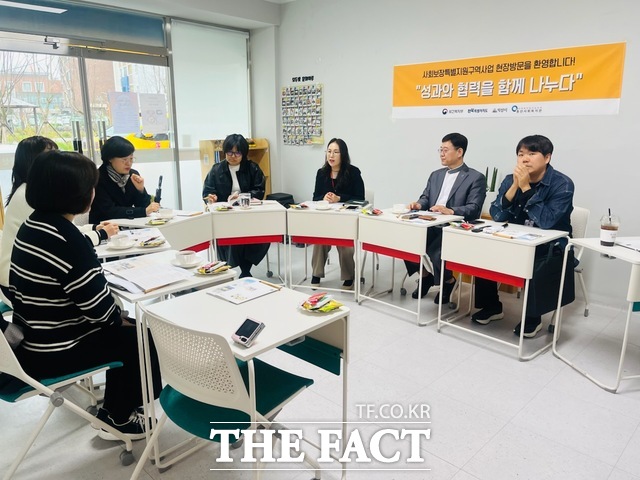 9일 익산시 사회보장특별구역 사업 현장을 찾은 정읍시 관계자들이 익산시 사업 운영 경험 등에 대한 설명을 듣고 있다. /익산시