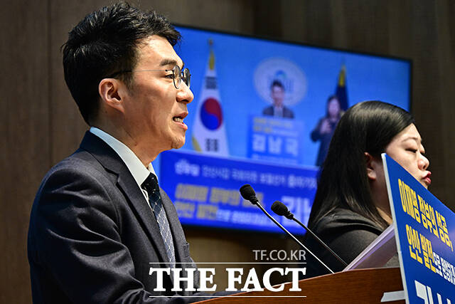 김남국 더불어민주당 대변인이 9일 오전 서울 여의도 국회 소통관에서 열린 기자회견에 참석해 6·3 지방선거와 동시에 실시되는 경기 안산갑 국회의원 보궐선거에 출마 의사를 밝히고 있다. /국회=배정한 기자