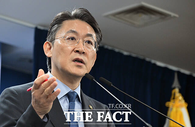 권대영 금융위원회 부위원장이 지난 2월 12일 오전 서울 종로구 정부서울청사에서 부실기업의 신속·엄정 퇴출을 위한 상장폐지 개혁방안을 브리핑하고 있다. /임영무 기자