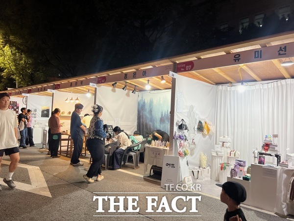 대전시 서구가 오는 10월 개최되는 '2026 대전 서구 아트페스티벌' 아트마켓 및 프리마켓 참여자를 공개 모집한다. 사진은 지난해 대전 서구 아트페스티벌 마켓 운영 모습. /대전시 서구