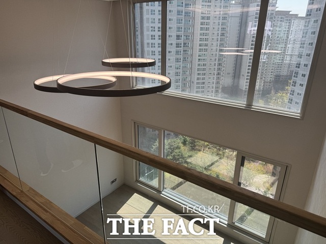17층 150㎡의 복층 구조 펜트하우스는 천장고 5.5m로 탁 트인 개방감이 고급스러운 실내 환경을 느끼게 해준다. 사진은 펜트하우스 실내. /황준익 기자
