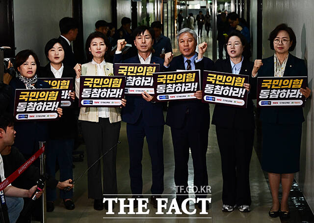 개혁진보 4당 의원들이 9일 오전 서울 여의도 국회에서 정치개혁특별위원회 공직선거법 및 지방선거 구제 개편 심사 소위원회 개회를 앞두고 긴급 기자회견을 하고 있다. /국회=배정한 기자