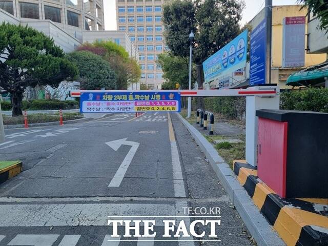 진주시가 공공기관 직원 및 공용차량을 5부제에서 2부제로 운행 제한을 확대하는 등 에너지 절약 특별대책을 추진하고 있다. /진주시