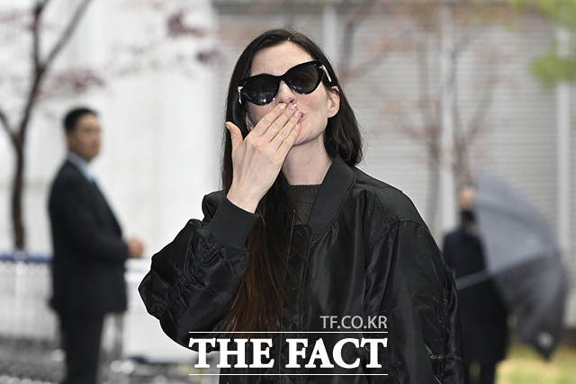 배우 앤 해서웨이가 9일 오후 영화 '악마는 프라다를 입는다2' 홍보 차 1박 2일간의 방한 일정을 마치고 김포국제공항 비지니스항공센터에 도착해 중국 상하이 출국편으로 향하는 중 팬들을 향해 손 키스를 하고 있다. /김포국제공항=송호영 기자