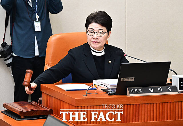 임이자 재경위원장이 9일 오후 서울 여의도 국회에서 열린 재정경제기획위원회 전체회의에 참석해 안건을 상정하고 있다. /국회=배정한 기자