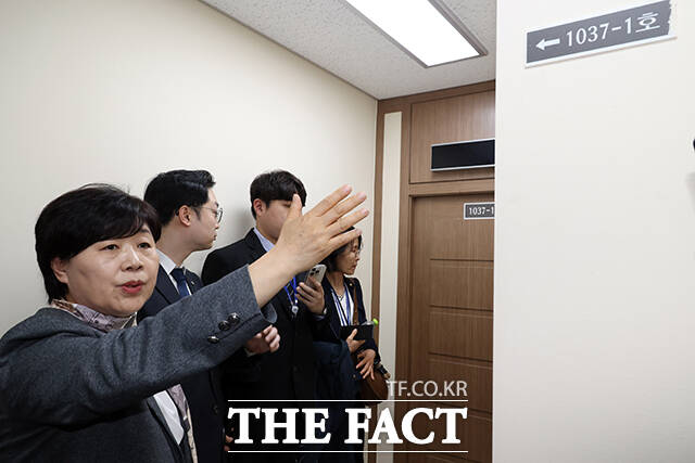 중앙지검 영상녹화조사실 확인하는 조작기소 국조특위 위원들.