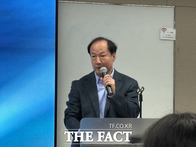 이내찬 한성대학교 교수가 지난 8일 서울 을지로 삼화타워에서CDMA 상용화 30주년을 기념하는 미디어 스터디 행사에서 CDMA 상용화 막전막후와 이후 이동통신의 역사에 대해 설명하고 있다. /최문정 기자