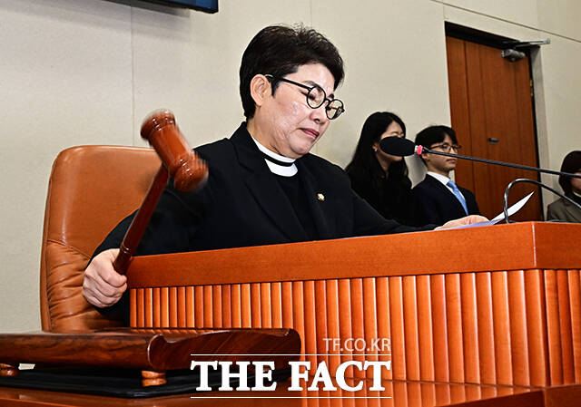 임이자 재경위원장이 9일 오후 서울 여의도 국회에서 열린 재정경제기획위원회 전체회의에 참석해 안건을 상정하고 있다. /국회=배정한 기자