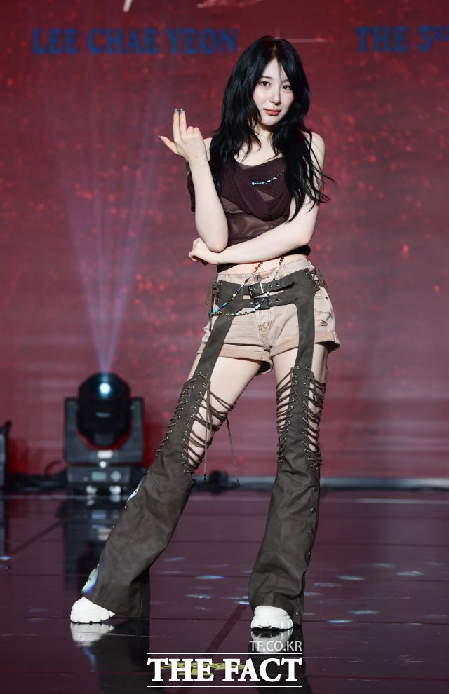 가수 이채연이 스포일러 이미지를 공개하고 새 앨범으로 컴백을 공식화 했다. 사진은 이채연이 2024년 7월 3일 서울 강남구 선릉로 일지아트홀에서 열린 세 번째 미니앨범 'SHOWDOWN' 발매 미디어 쇼케이스에 참석해 포즈를 취하는 모습이다./더팩트DB