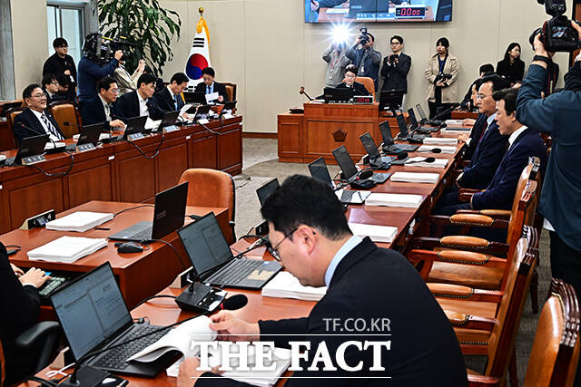 임이자 재경위원장이 9일 오후 서울 여의도 국회에서 열린 재정경제기획위원회 전체회의에 참석해 안건을 상정하고 있다. /국회=배정한 기자